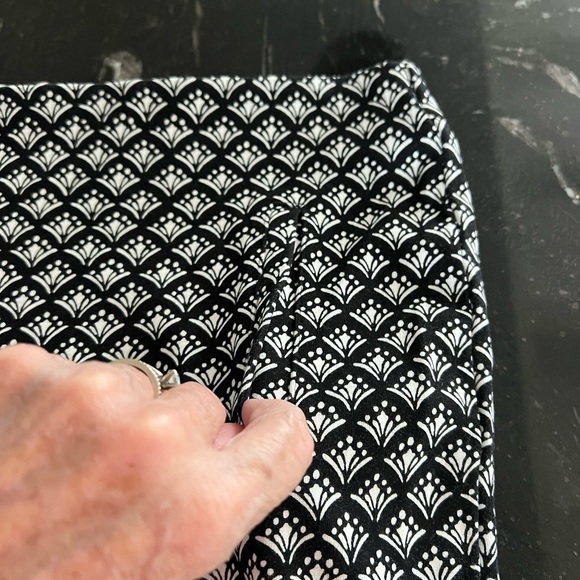 Chicos, black and white tapered ankle pants in Chico’s size 2.5 - Picture 4 of 14